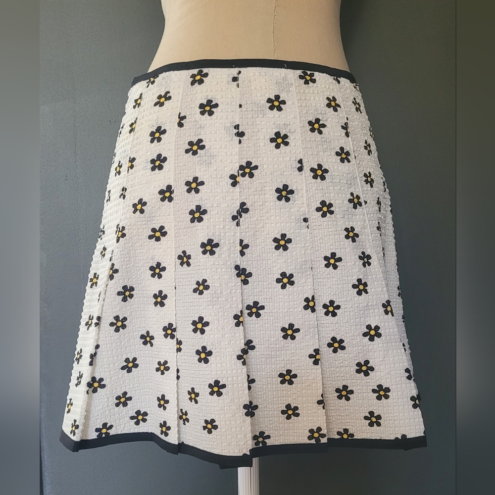 FOR LOVE AND LEMONS. A-Line Pleated Mini Skirt with A Daisy Print. Size M.